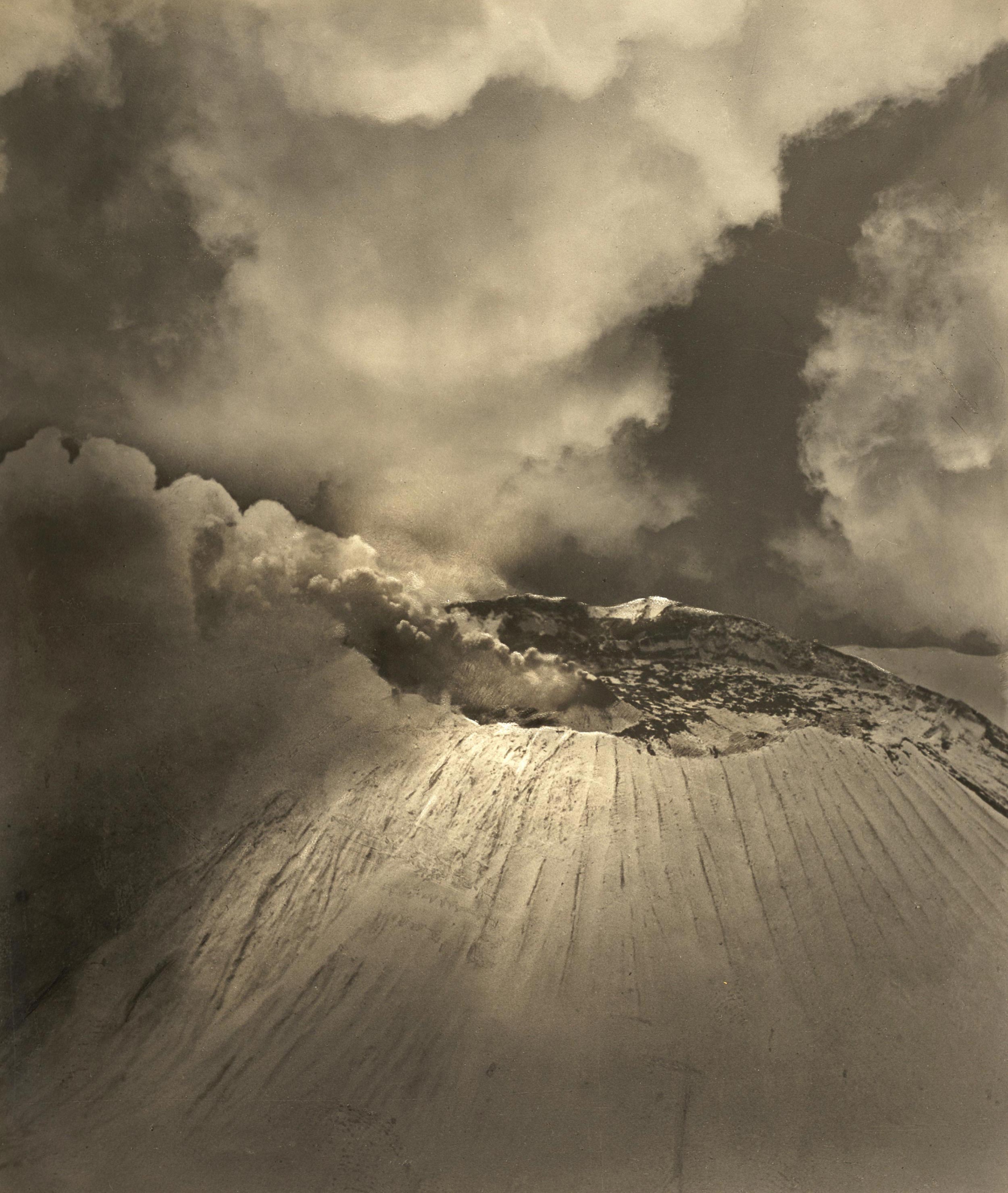 Alfred G. Buckham Volcano. Crater of Popocatetl c. 1930, courtesy of the Scottish National Portrait Gallery.