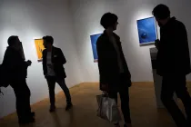 People in a art museum.